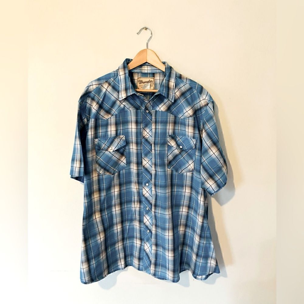 Wrangler | vintage men’s short sleeve western cowboy shirt w pearl snap buttons